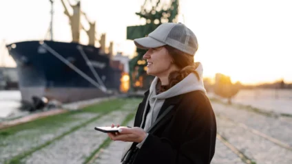 young-woman-wearing-trucker-hat